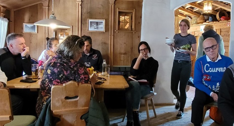 In Großarl geht aktuell das diesjährige Tourismus-Symposium der Bundessparte Tourismus der WKO mit Spartenobmann Robert Seeber an der Spitze über die Bühne. Unter den eingeladenen Medien befinden sich – neben Fachmagazinen, allen voran die T.A.I. – Publikumsmedien vom Schlage der Kronen Zeitung (Manfred Schumi), Kurier (Simone Hoepke), Der Standard (Günther Strobl), Salzburger Nachrichten (Birgitta Schörghofer) sowie der APA (Austria Presse Agentur). Der Themen-Fokus des Symposiums ist auf den Bereich Arbeitsmarkt gelegt.
