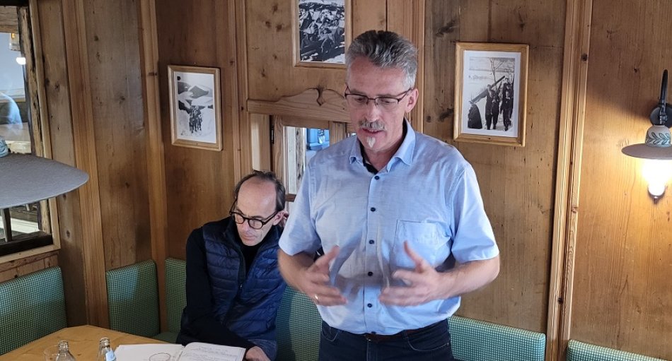 In Großarl geht aktuell das diesjährige Tourismus-Symposium der Bundessparte Tourismus der WKO mit Spartenobmann Robert Seeber an der Spitze über die Bühne. Den Abschluss der Mittagsvortragenden bildete Thomas Wirnsperger, der seit 1991 an der Spitze des TVB Großartal steht. Ihm zufolge ist es in der Zeit gelungen, die einst Winter-lastige Region (Ender der 80er Jahre 76 % aller Nächte im Winter) zu einer ausgeglichenen Saisonalität heranzuführen.  