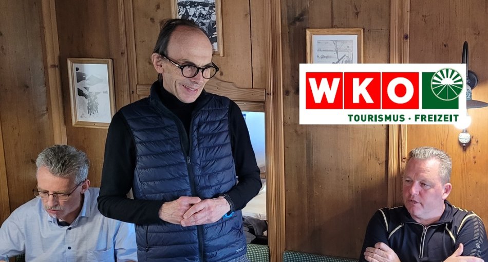 In Großarl geht aktuell das diesjährige Tourismus-Symposium der Bundessparte Tourismus der WKO mit Spartenobmann Robert Seeber an der Spitze über die Bühne. Der Themen-Fokus des Symposiums ist auf den Bereich Arbeitsmarkt gelegt. Vortragende beim Mittagessen auf der Laireiteralm waren Salzburgs Tourismus-Spartenobmann Albert Ebner (r., 4-Sterne superior Hotel sowie Gasthof & Restaurant Das Hintersee), Thomas Burgstaller (Mi., Leiter des Arbeitsmarktservice/AMS Bischofshofen) – bei beiden ging es vorrangig um den touristischen Arbeitsmarkt - und der Geschäftsführer des TVB Großarltal, Thomas Wirnsperger (l.). 
