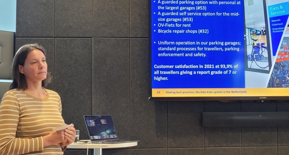 Vortrag von Rebecca van der Host, Programmamanagerin Ketenmobiliteit von NS Stations, Zukunftsreise Österreich Werbung und WKO