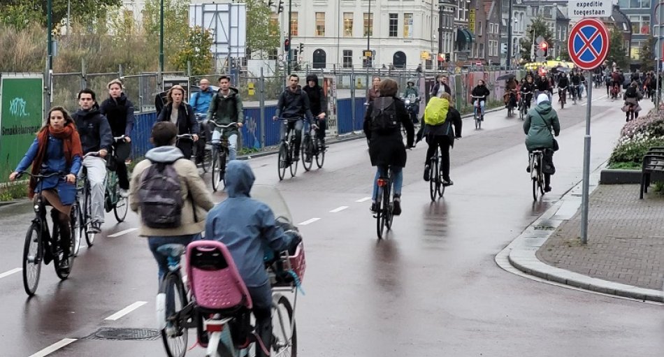 Utrecht ist Verkehrsknotenpunkt der Niederlande. Die 360.000 Einwohner*innen große Stadt, bei der sich vier Autobahnen kreuzen und die mit Utrecht Centraal den größten Bahnhof des Landes beheimatet (täglich rund 1.500 Züge, um die Hälfte mehr als Wien Hauptbahnhof), weist eine extrem hohe Fahrrad-Affinität auf. Bereits 2017 entschied die Metropole, ihren historischen Innenstadtbereich in eine „Zero Emission“-Zone umzubauen.