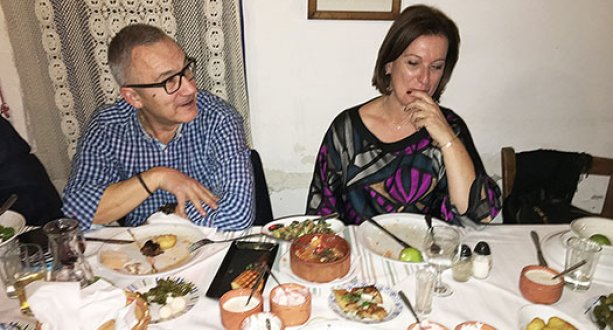 Ioannis Afukatudis, Vorstand / CEO Thomas Cook Austria und Ekavi Chralambidou, Leiterin der Fremdenverkehrszentrale Zypern in Frankfurt genossen das köstliche Meze-Essen