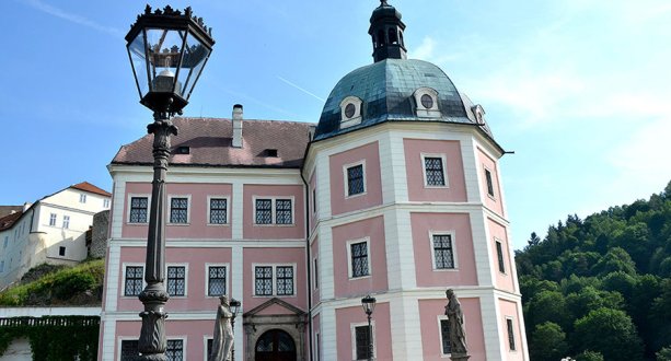 Schloss Bečov, Heimat des St.-Maurus-Schreins