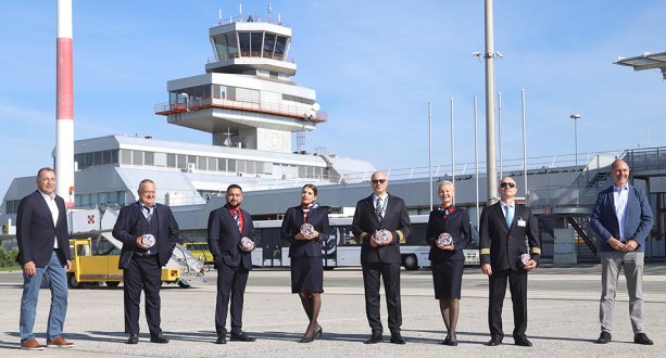 Norbert Draskovits, Geschäftsführer Flughafen Linz (l.) und Thomas Simandl, Repräsentant European Air Charter (r.) begrüßten die Crew der European Air Charter Maschine