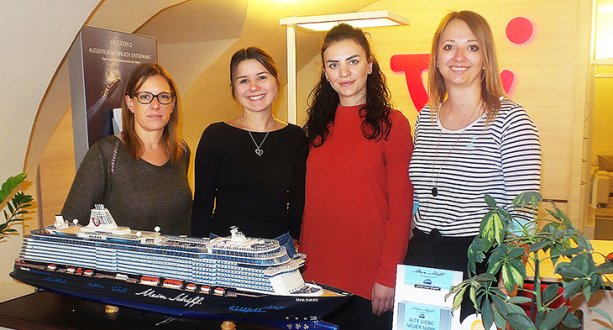 Posierten vor einem Modell der Mein Schiff 3: Karin Kornexl, Birgit Bergsmann, Simone Mayr und Tamara Wimmer