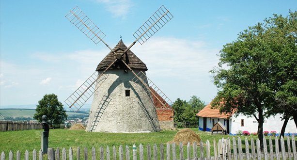 Windmühle über dem Dorf Kuželov