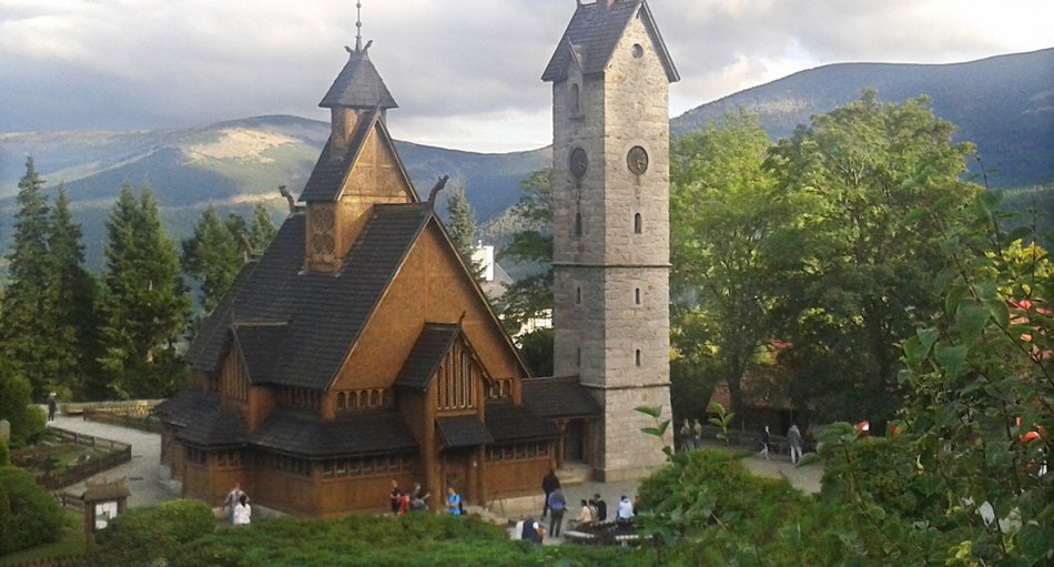 Ein Stück Norwegen in den polnischen Bergen: die Wang-Kirche in Karpacz