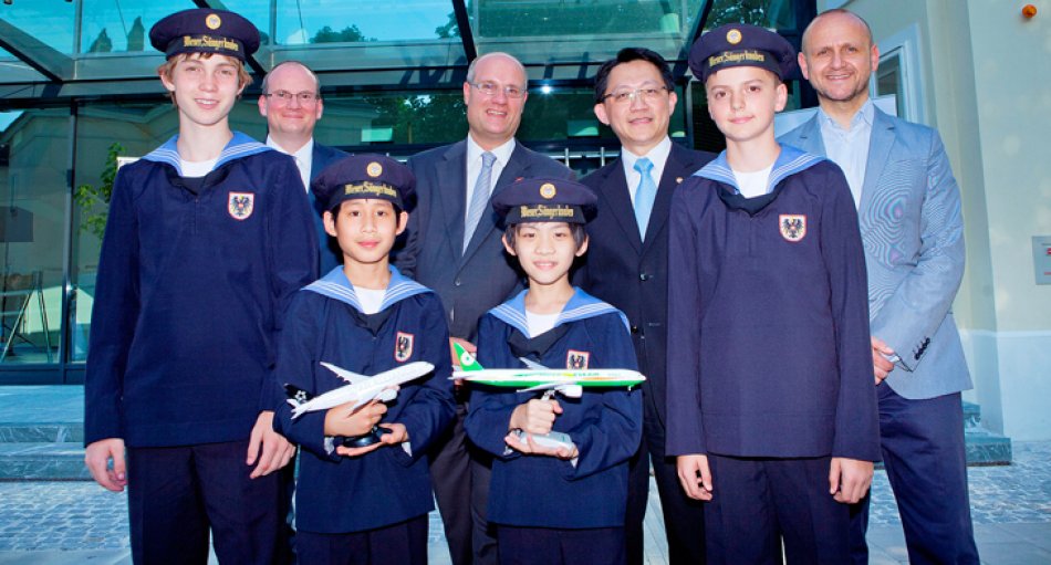 Julian Jäger, Alexander Schnecke, Edward Ho und Norbert Kettner zusammen mit Wiener Sängerknaben