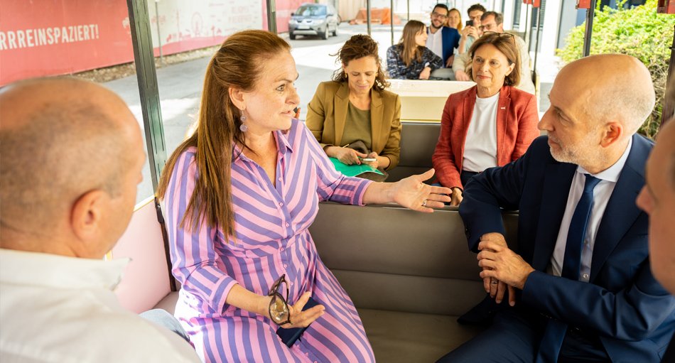 Praterverbandspräsidentin Silvia Lang und Bundesminister Martin Kocher im Gespräch während der Fahrt mit dem Praterzug