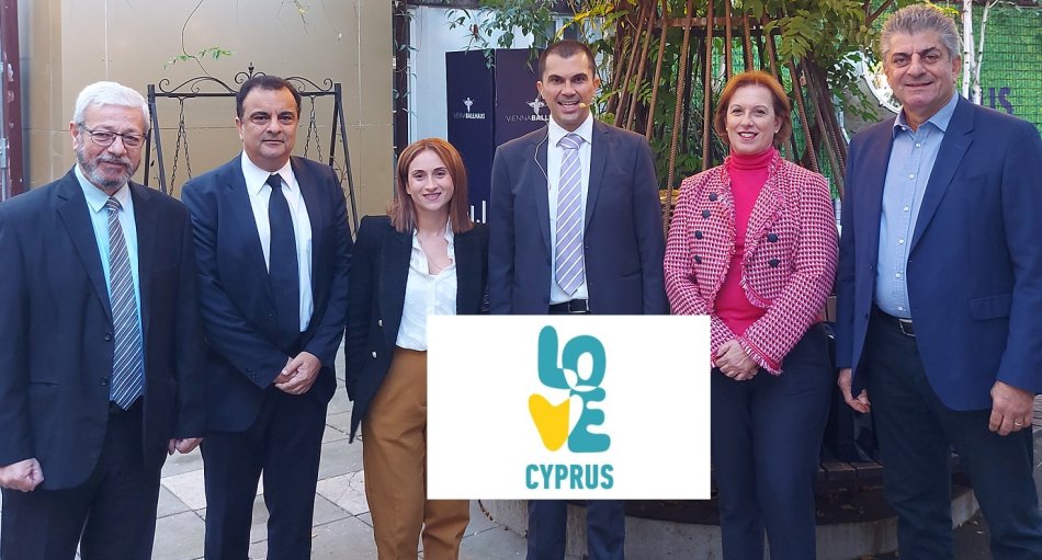 Eine neue Ära ist für Zyperns Tourismus angebrochen. Details stellten Mitte Oktober 2022 der Stellvertretender Tourismusminister von Zypern, Savvas Perdios (3.v.r.), und die Österreich-Direktorin des Zypern Tourismus, Ekavi Charalambidou (2.v.r.), im Vienna Ballhaus vor.